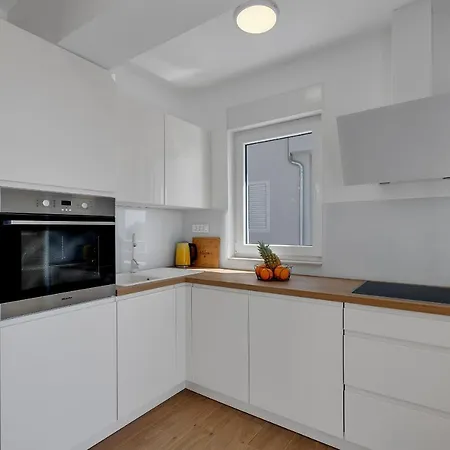 L & B 马卡尔斯卡