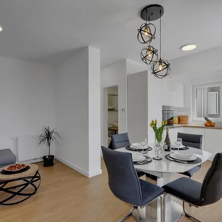 L & B * 马卡尔斯卡